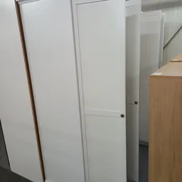 Witte deuren en een houten kast in een winkelinterieur