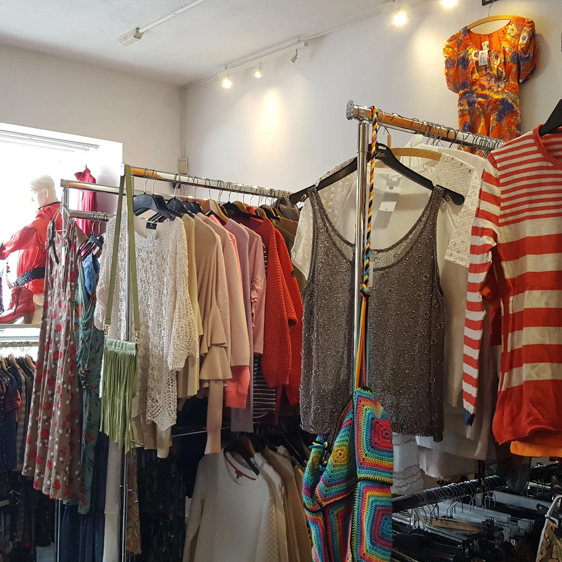 Kringloopwinkel het verKooplokaal in Eindhoven met tweedehands kleding en tweedehandsschatten