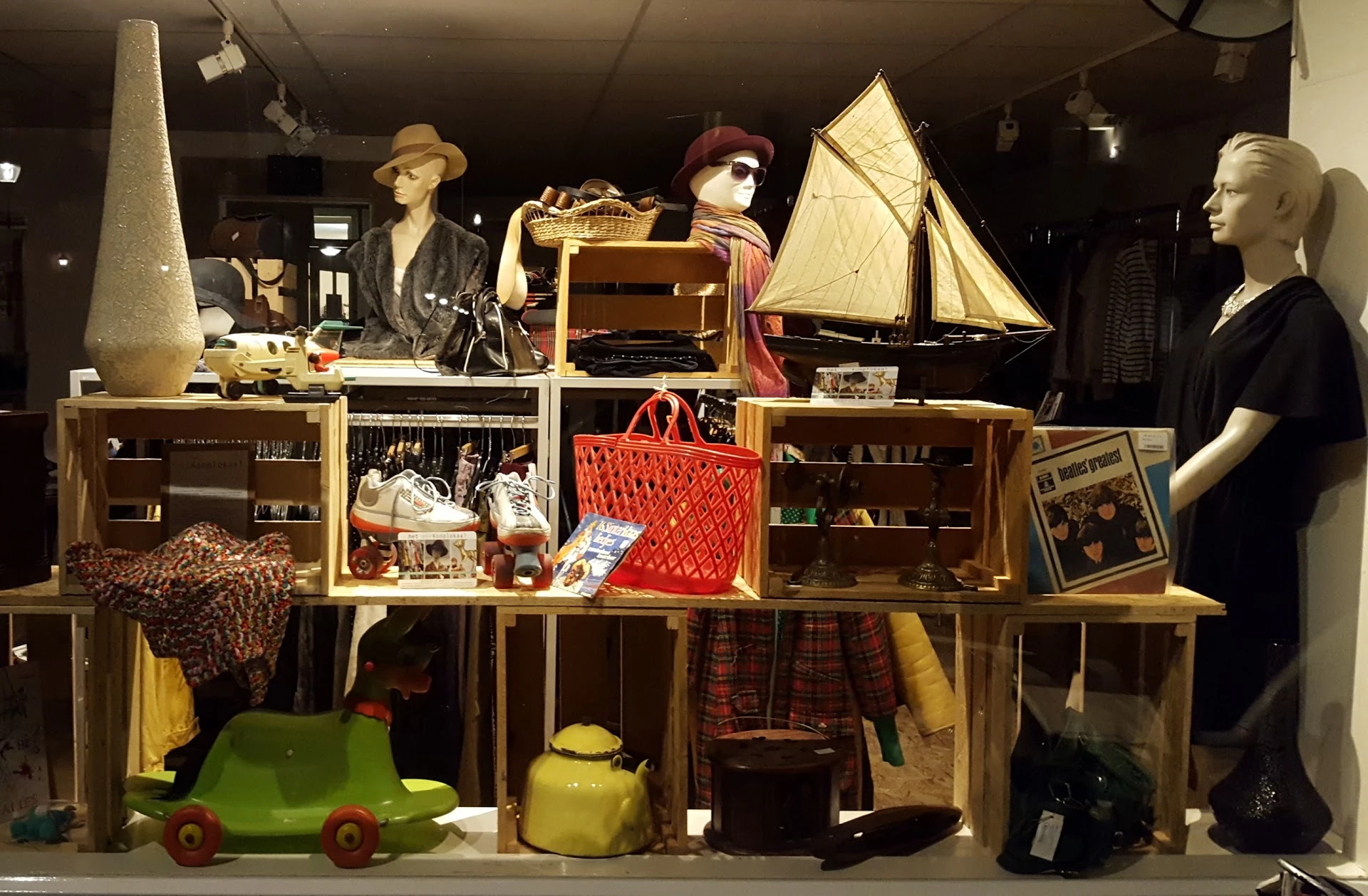 Kringloopwinkel Kringloopwinkel het verKooplokaal in Eindhoven