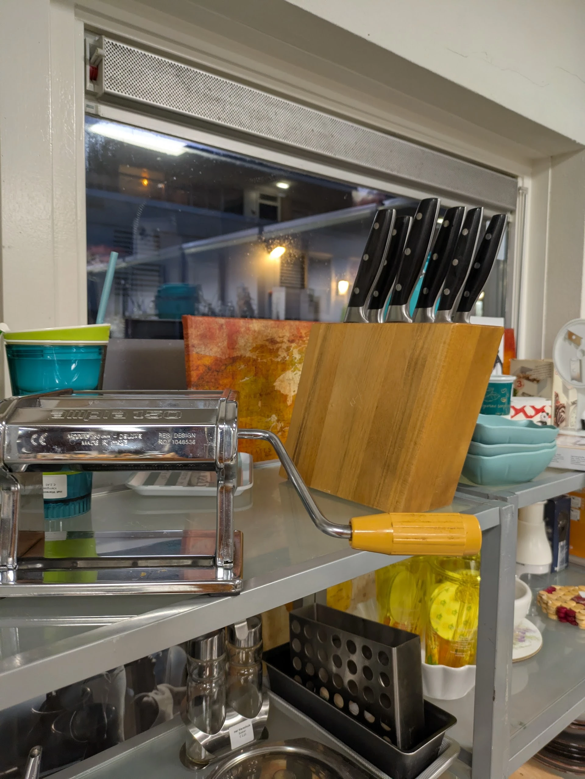 Het Warenhuis Kringloop Zuidwest in Leiden met tweedehands boeken, bouwmaterialen en gereedschappen