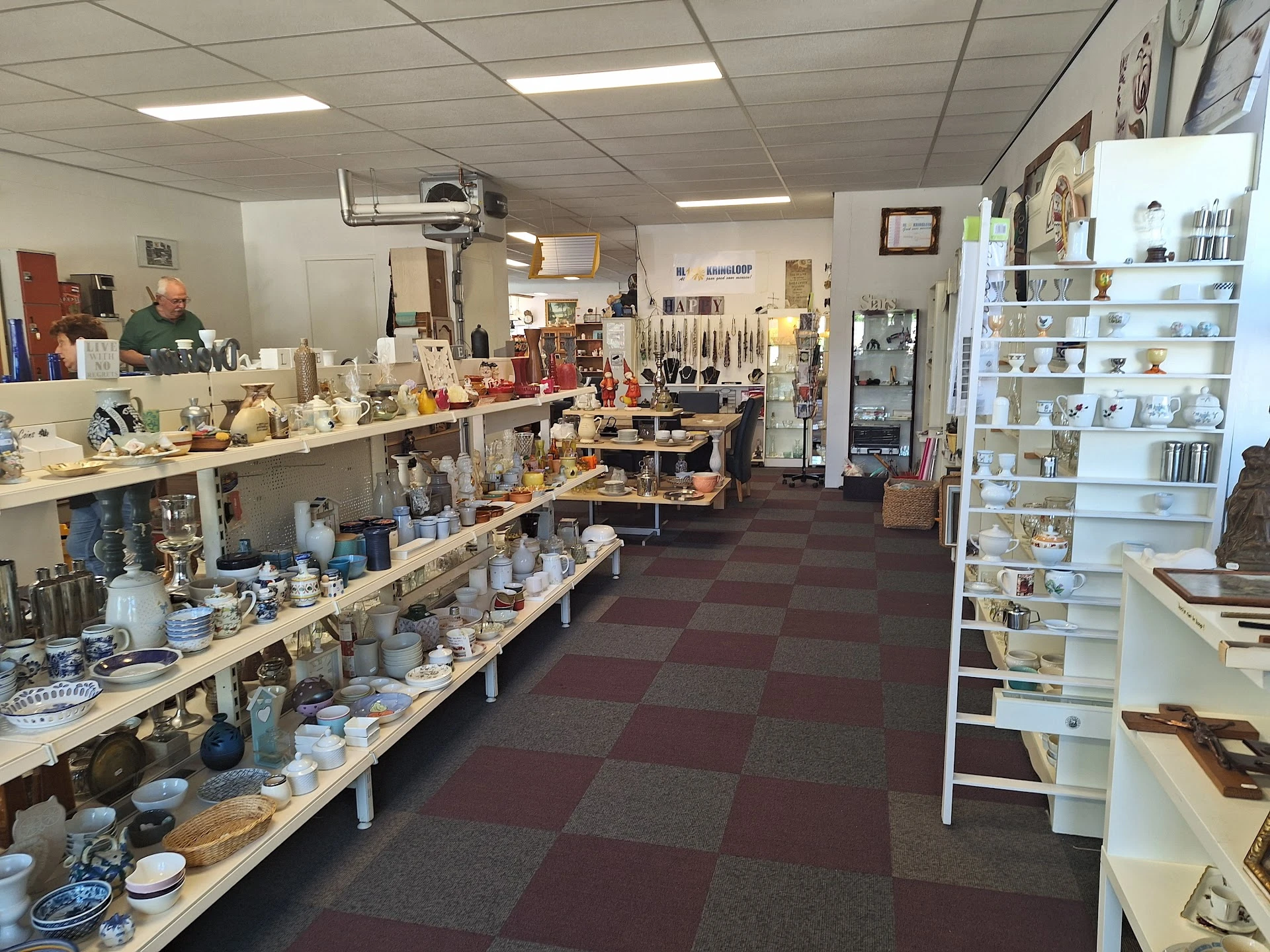 HL Kringloop winkel in Woensdrecht met tweedehands boeken, huis- en inrichting en huishoudelijke apparaten