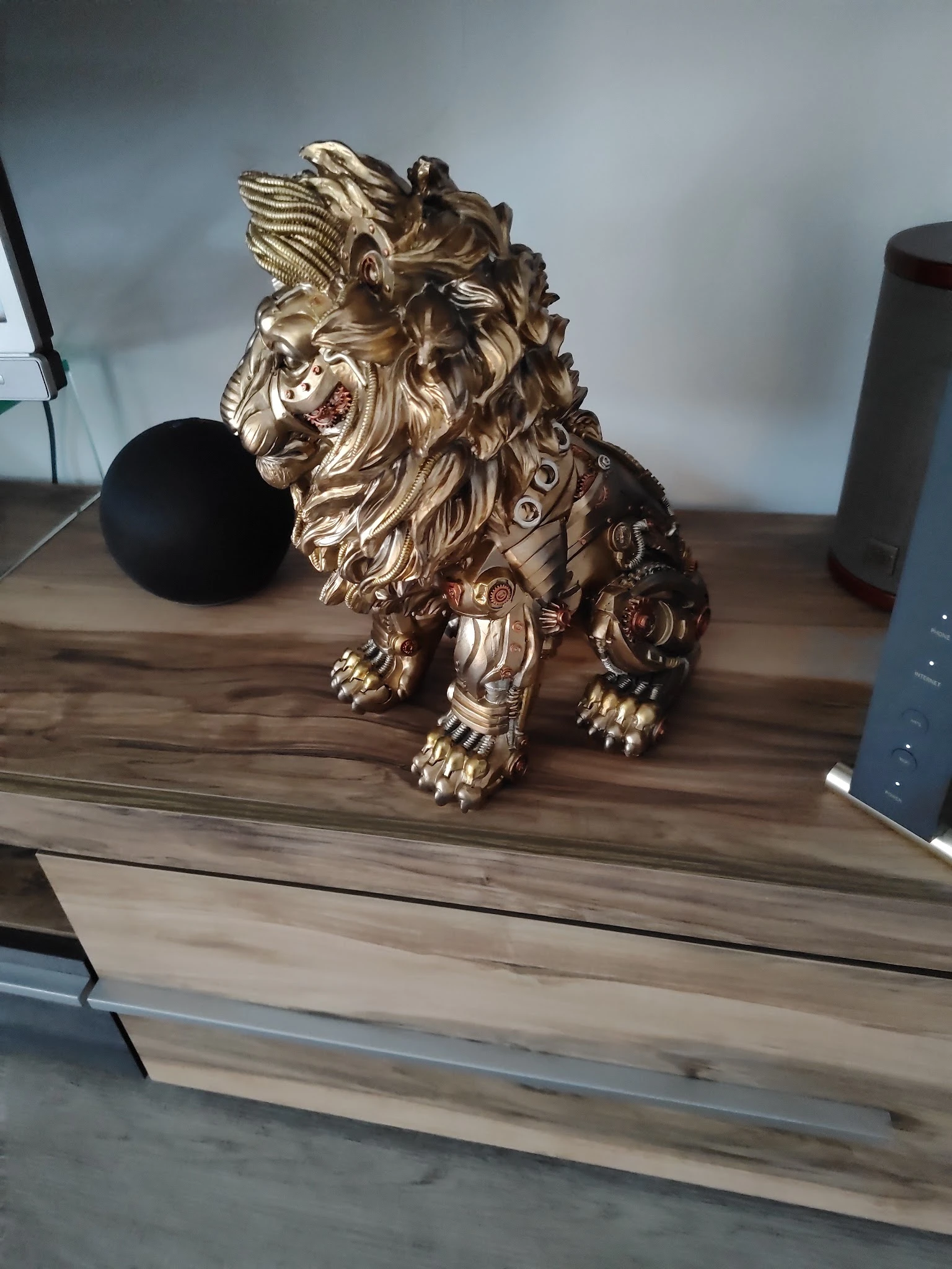 Gouden decoratief leeuwenbeeldje op een houten tafel