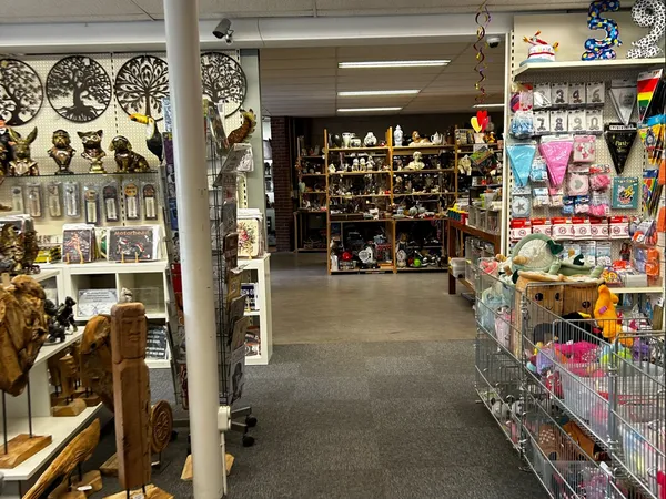 Winkelvloer van kringloopwinkel met stellingen vol beeldjes, decoratie en huishoudartikelen