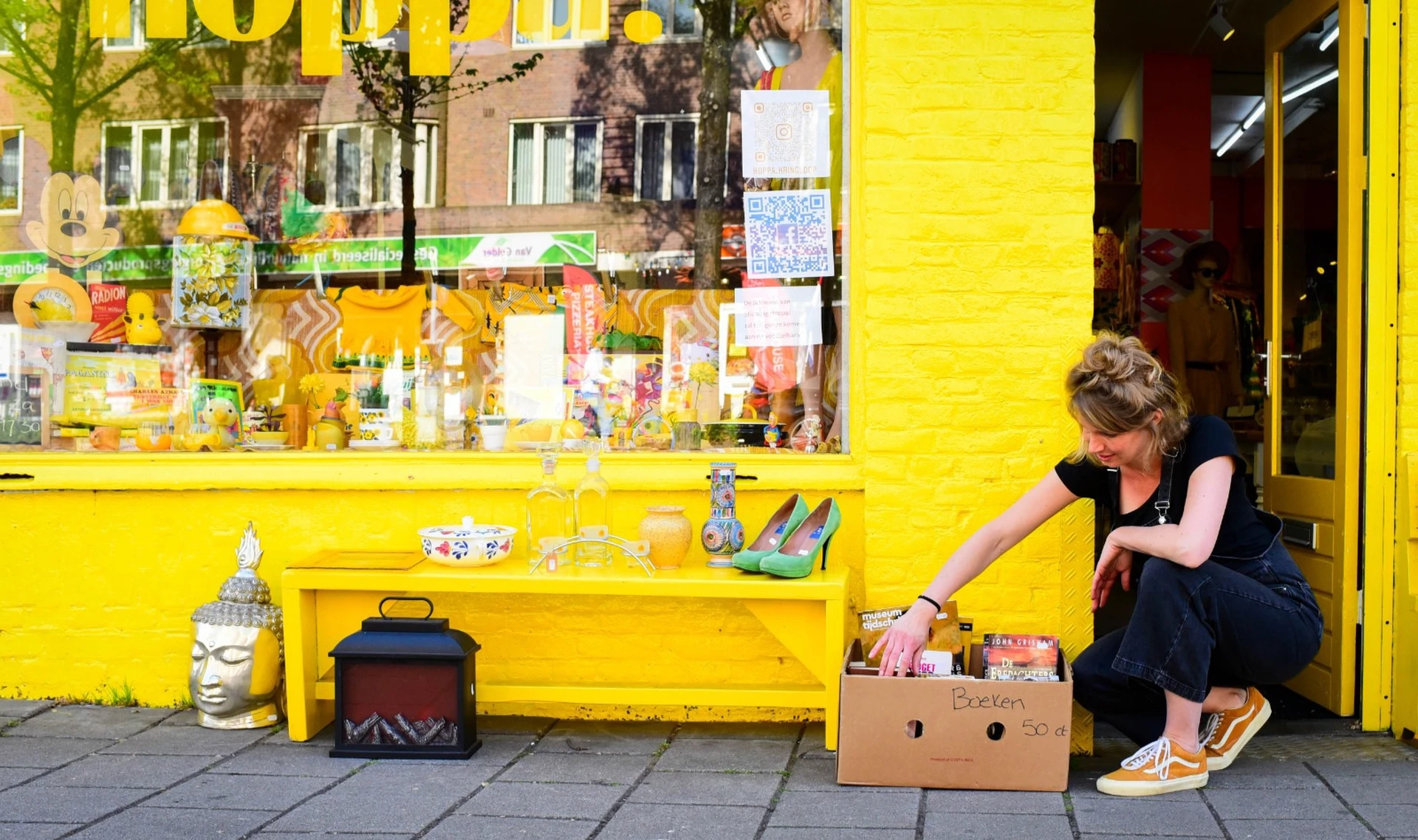 Kringloopwinkel Hoppa! in Amsterdam met tweedehands boeken, gereedschappen en huis- en inrichting