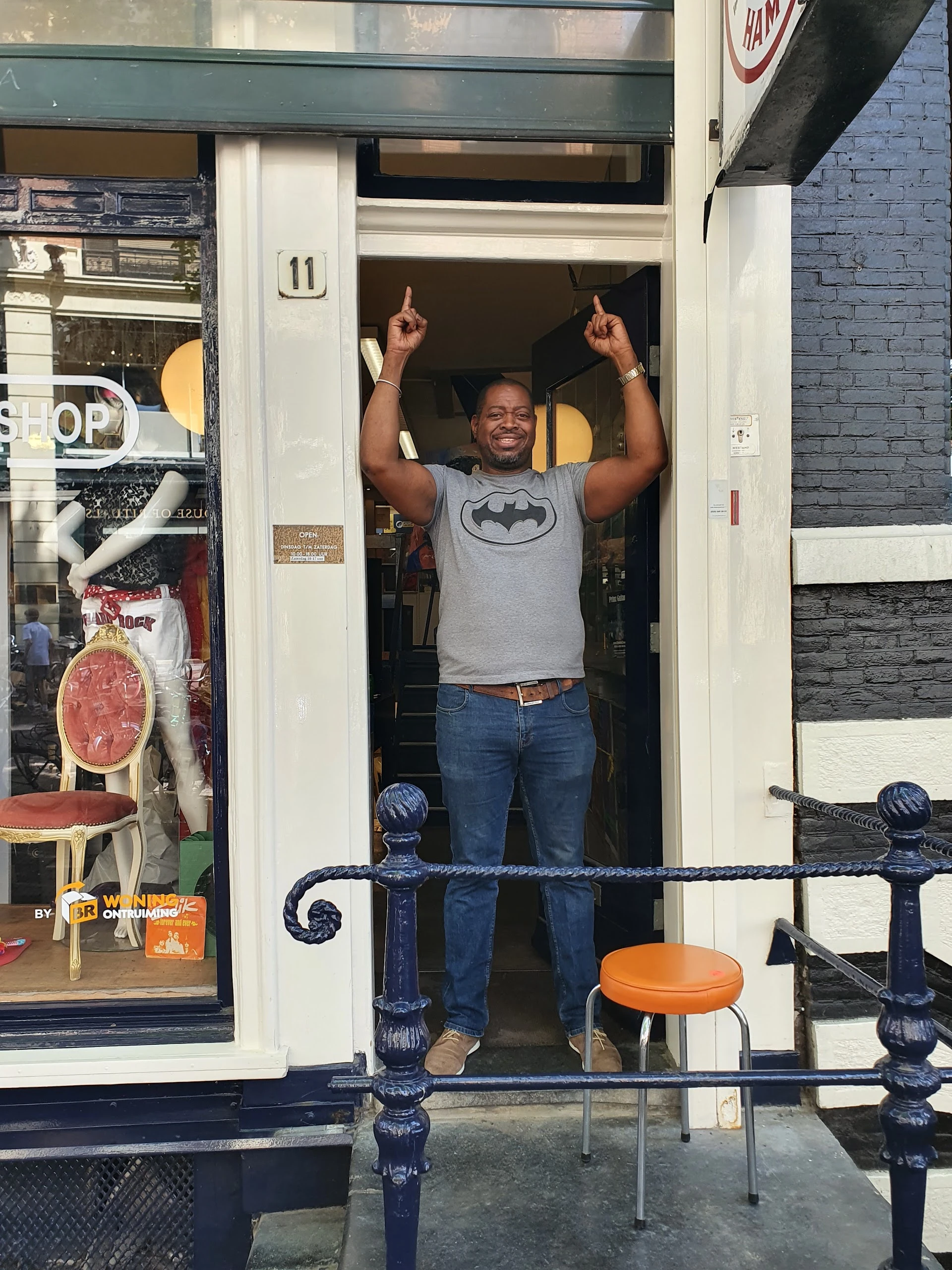 Kringloopwinkel In-loopwinkel en Stichting Paleis Noord in Haarlem met tweedehands elektrische fietsen, elektronica en kle...