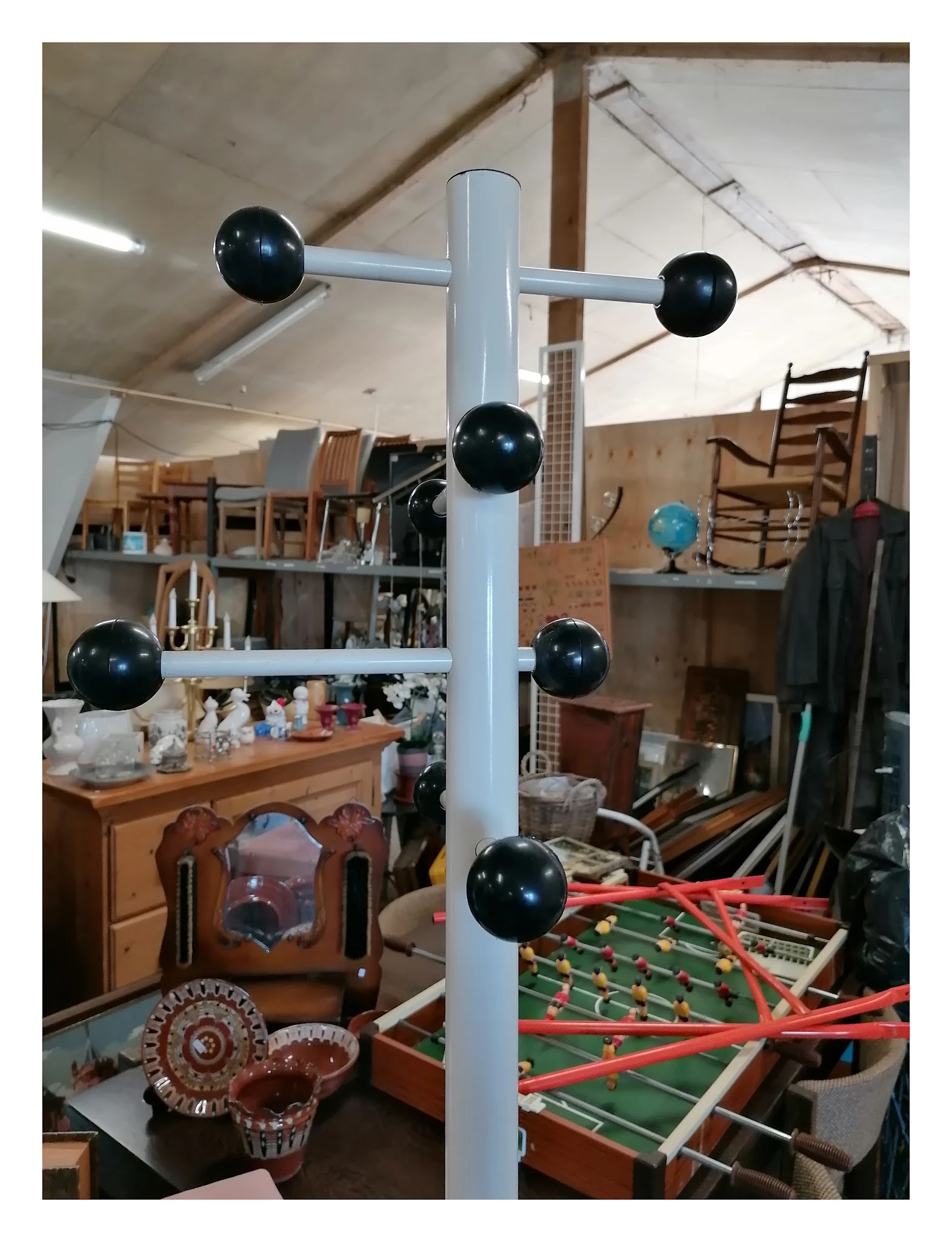 Overzicht van een inboedelhal met verschillende meubels, decoratieobjecten en opgestelde spullen