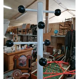 Overzicht van een inboedelhal met verschillende meubels, decoratieobjecten en opgestelde spullen