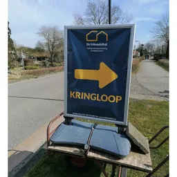 Bord met pijl en tekst 'KRINGLOOP' van De Inboedelhal
