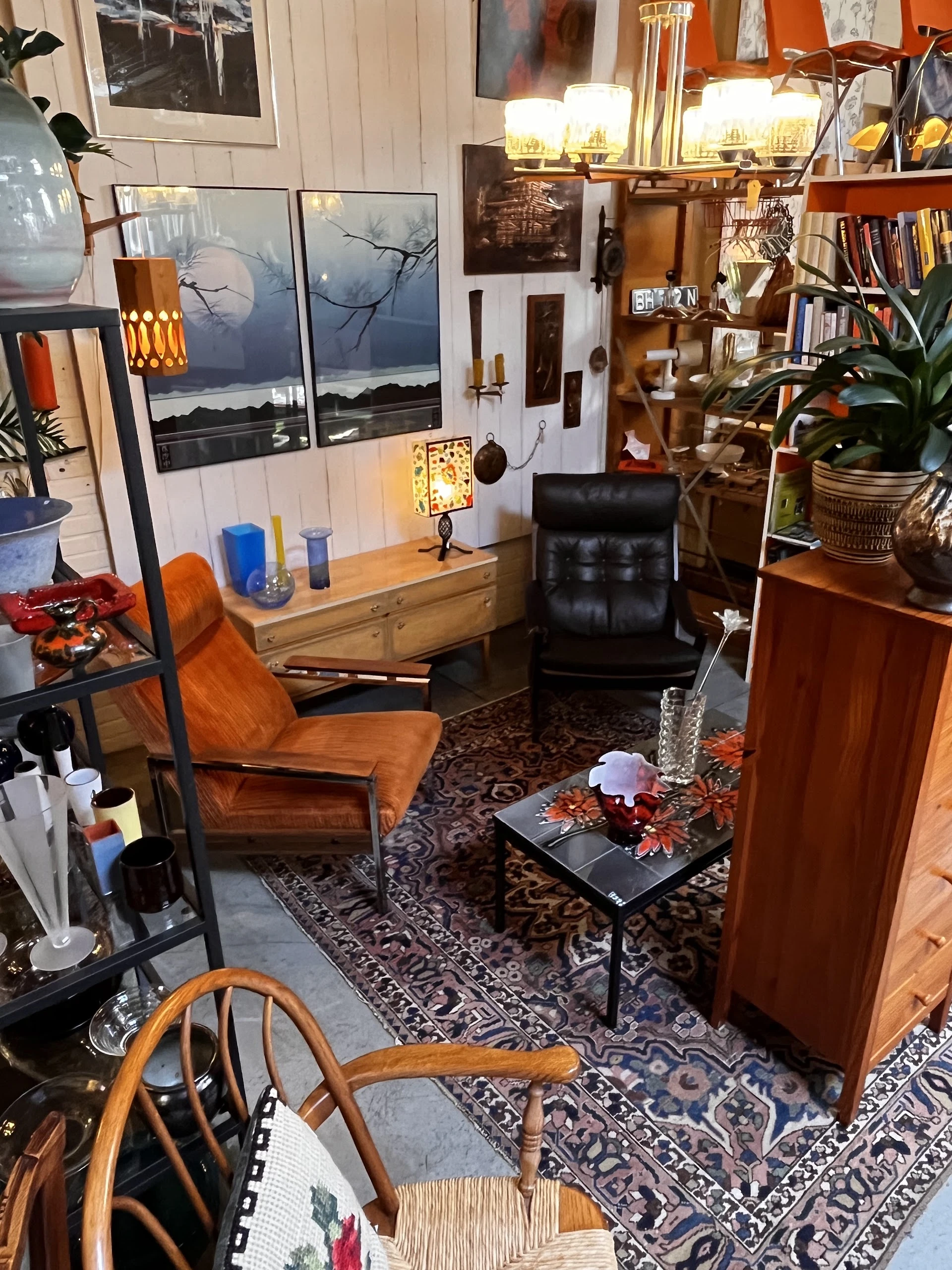 Kringloopwinkel Inboedels & Zo in Kortenhoef met tweedehands antiek, boeken en elektronica