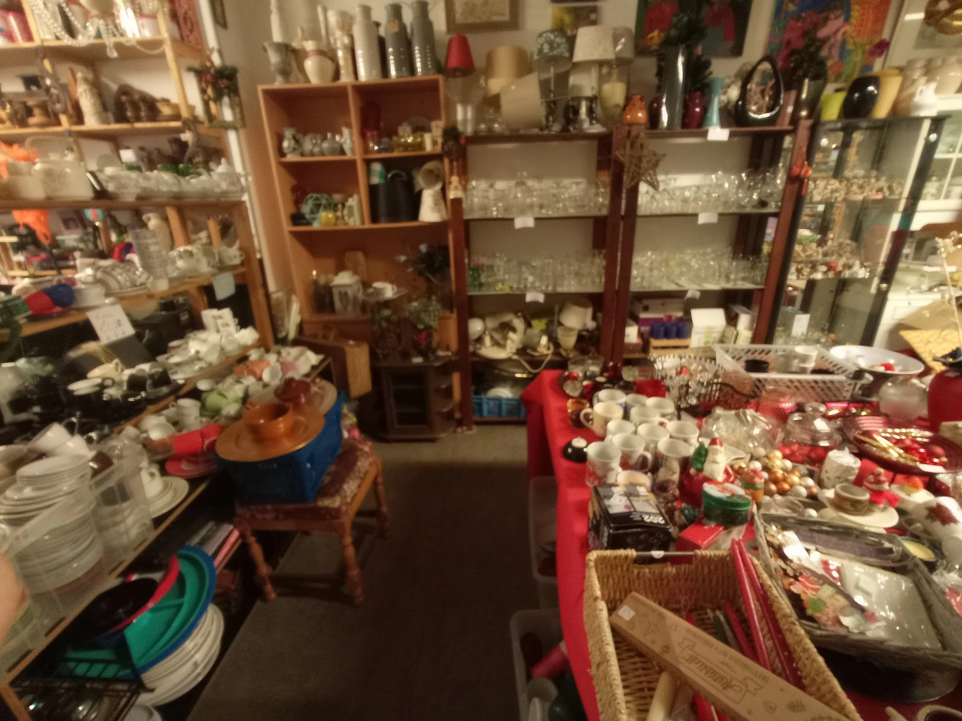 Kringloopwinkel Inloop De Habbekratz in Rotterdam met tweedehands boeken, kleding en meubels