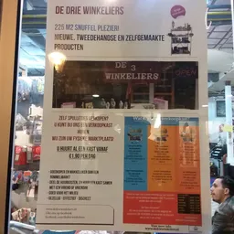 Informatiebord met tekst over nieuwe tweehandse producten en zelfgemaakte spulletjes van een winkel