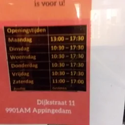 Openingstijdentabel op rood bord met adres Dijkstraat 11, Appingedam