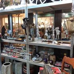Vitrinekast met uitgestalde mode-artikelen, mannequins, accessoires en diverse spullen