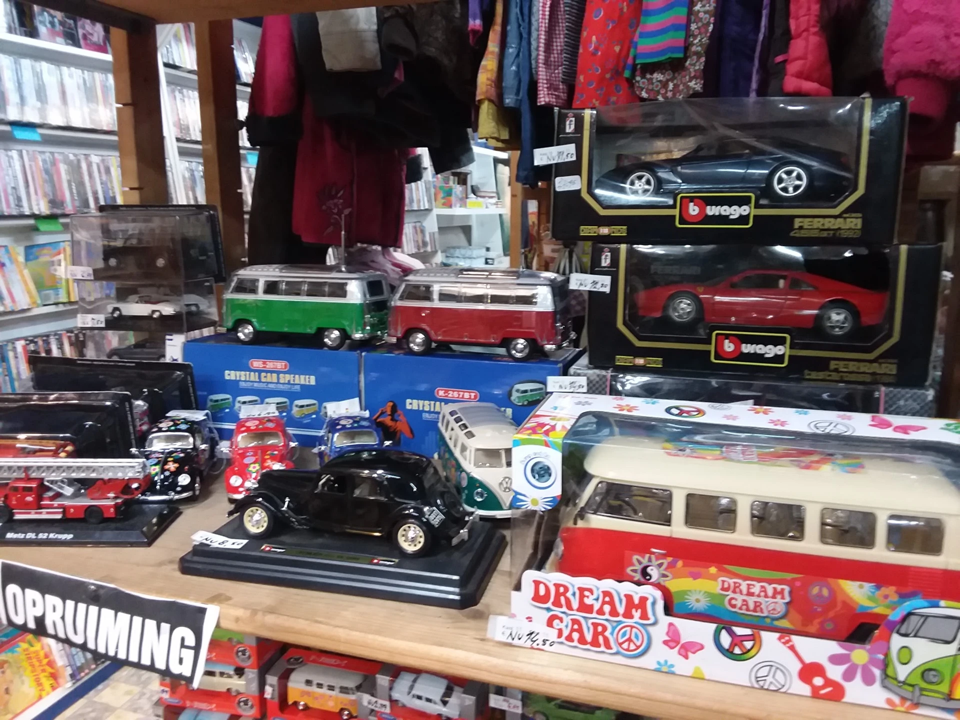 Vitrine met speelgoedauto's en miniatuurauto's op houten toonbank