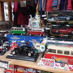 Vitrine met speelgoedauto's en miniatuurauto's op houten toonbank