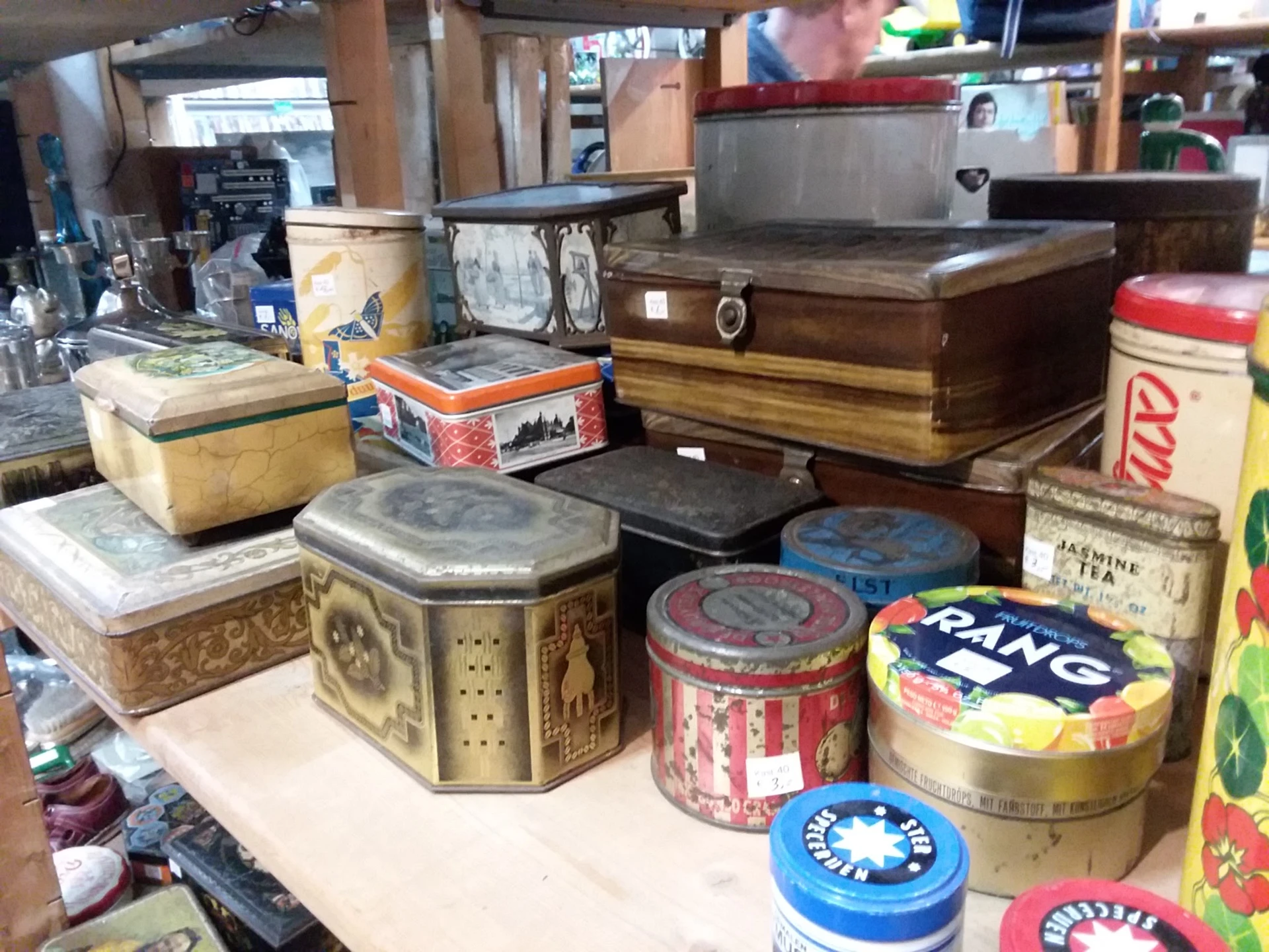 Verzameling vintage blikken, dozen en huishoudartikelen op display