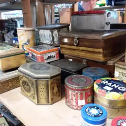 Verzameling vintage blikken, dozen en huishoudartikelen op display