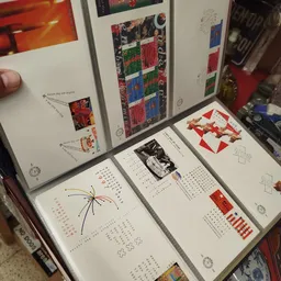 Pagina's met tekst, illustraties en grafische elementen, mogelijk uit een boek of magazine