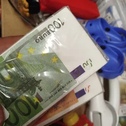 Eurobiljet van 100 euro in plastic verpakking met blauwe clip