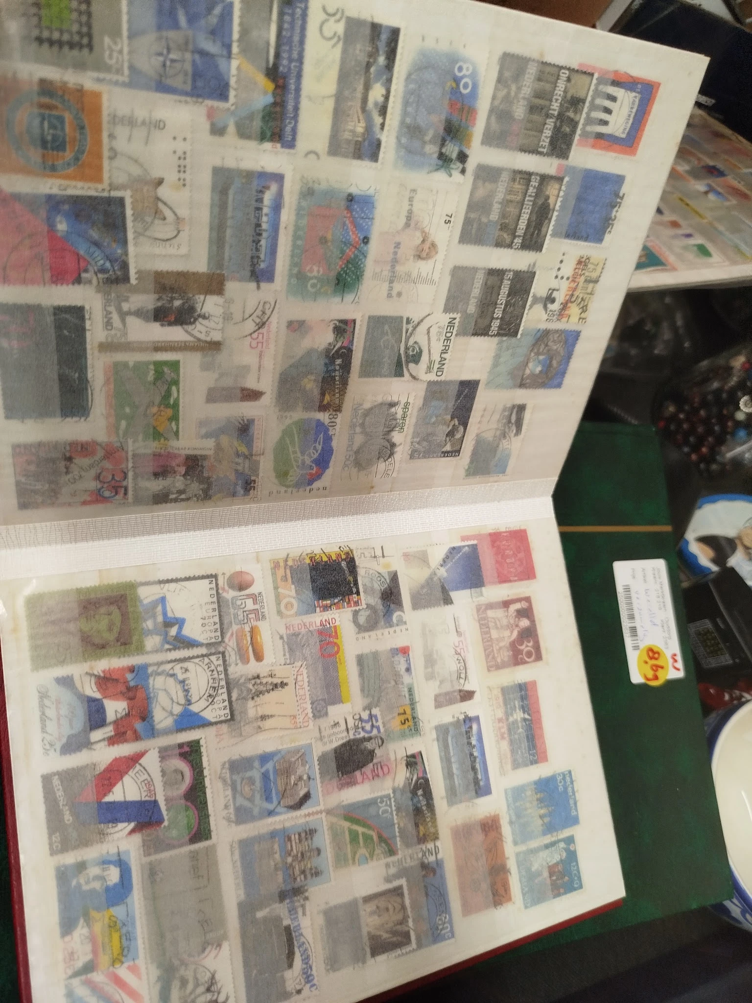 Postzegels en ansichtkaarten uitgestald in verzamelalbums