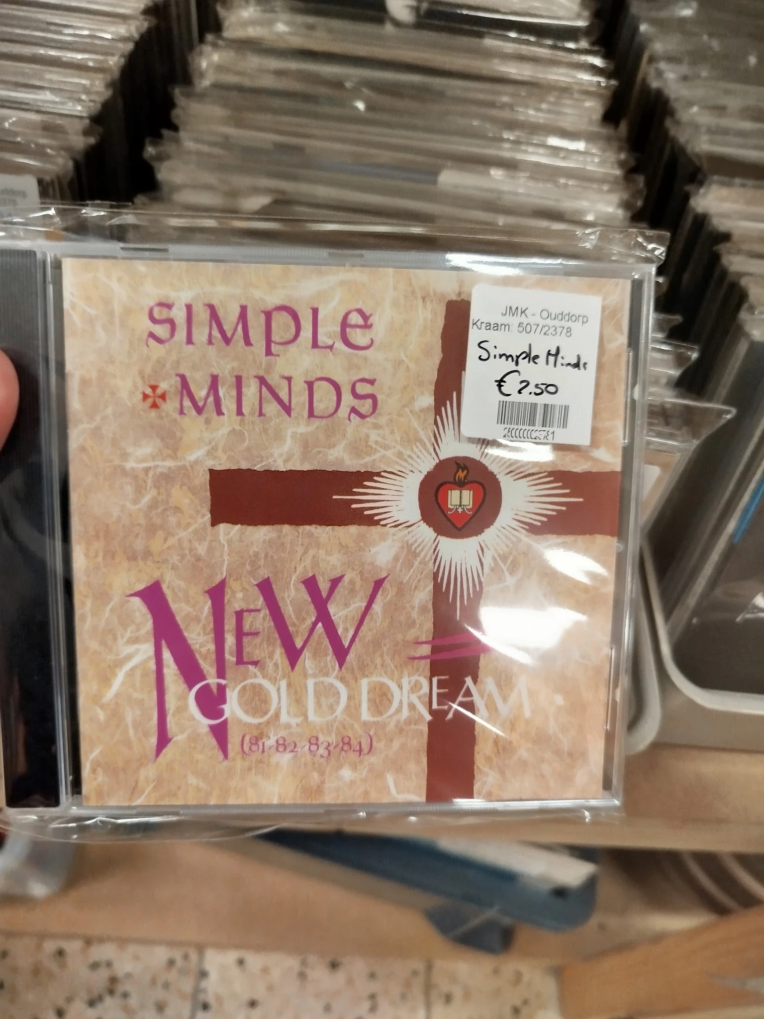 Simple Minds cd 'New Gold Dream' met prijssticker in kringloopwinkel