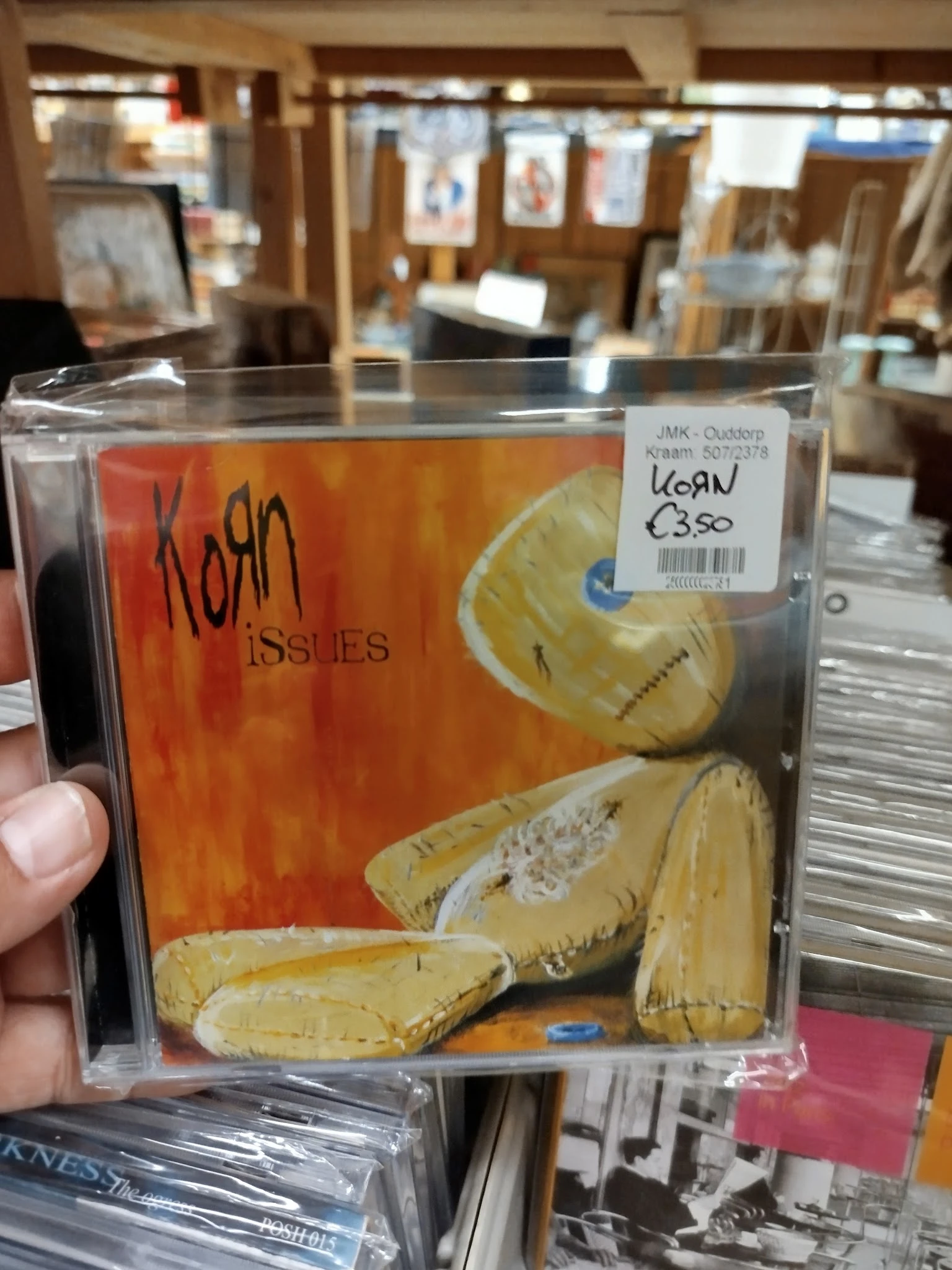 CD-hoesje van Korn 'Issues' met prijssticker van 3,50 euro in kringloopwinkel
