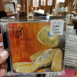 CD-hoesje van Korn 'Issues' met prijssticker van 3,50 euro in kringloopwinkel