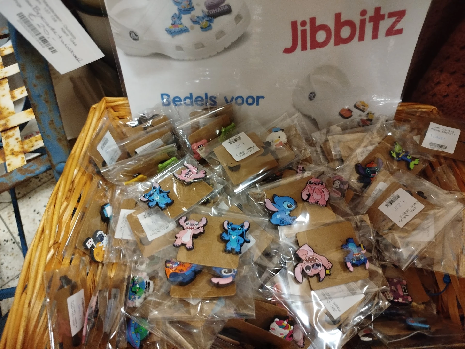 Uitgestalde kinderspeelgoed en actiefiguren in plastic zakjes op een tafel in de winkel