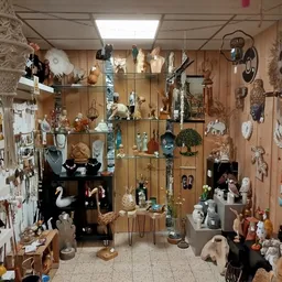 Volle winkelrekken en stellingen met diverse gebruiksartikelen, decoratie en huishoudspullen