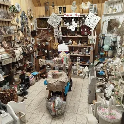 Overzicht van het interieur van een kringloopwinkel met stellingen, dozen en uitgestalde spullen