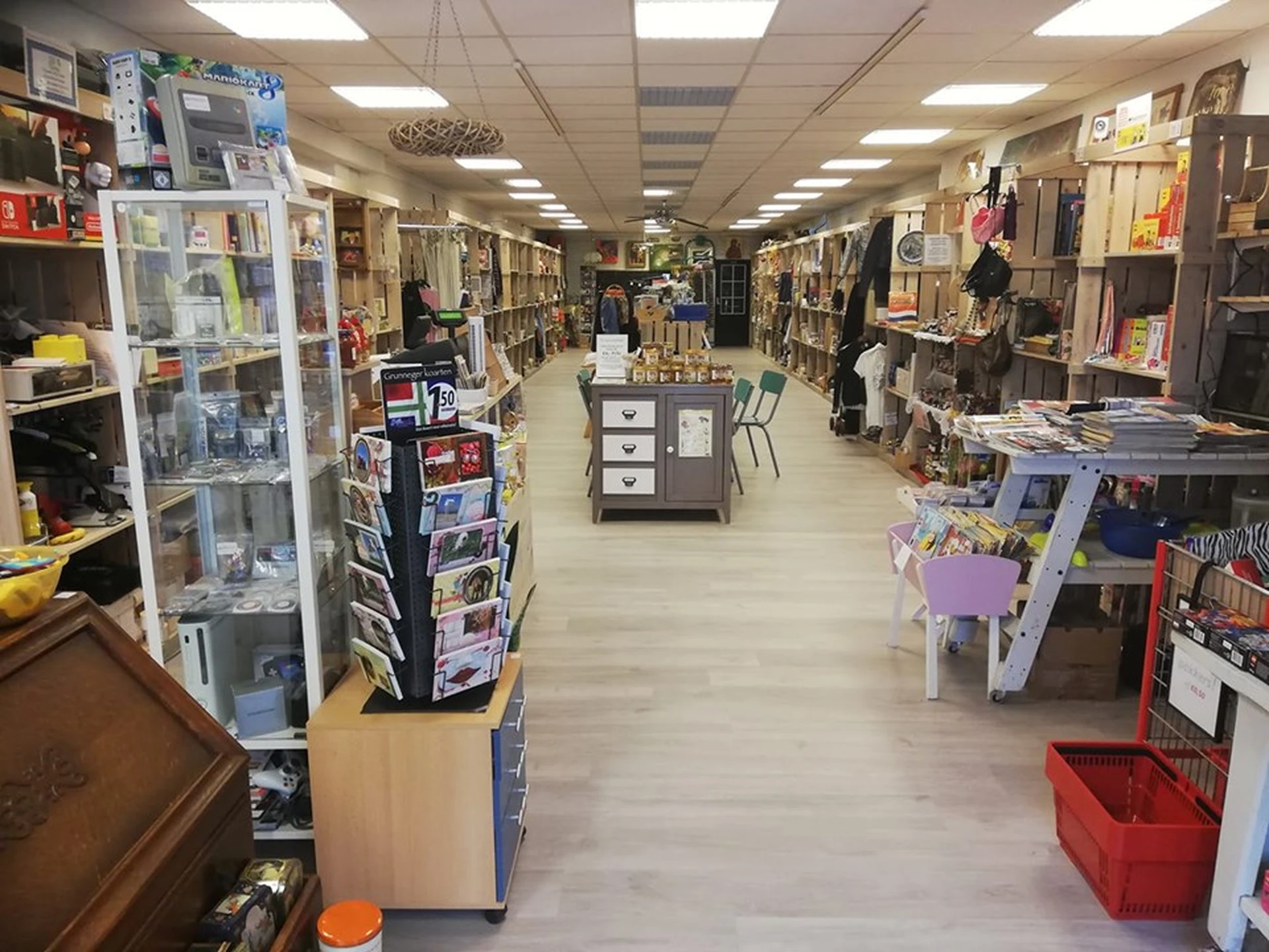 Kringloopwinkel Jouw Snuffelkast in Leek met tweedehands antiek, boeken en bouwmaterialen