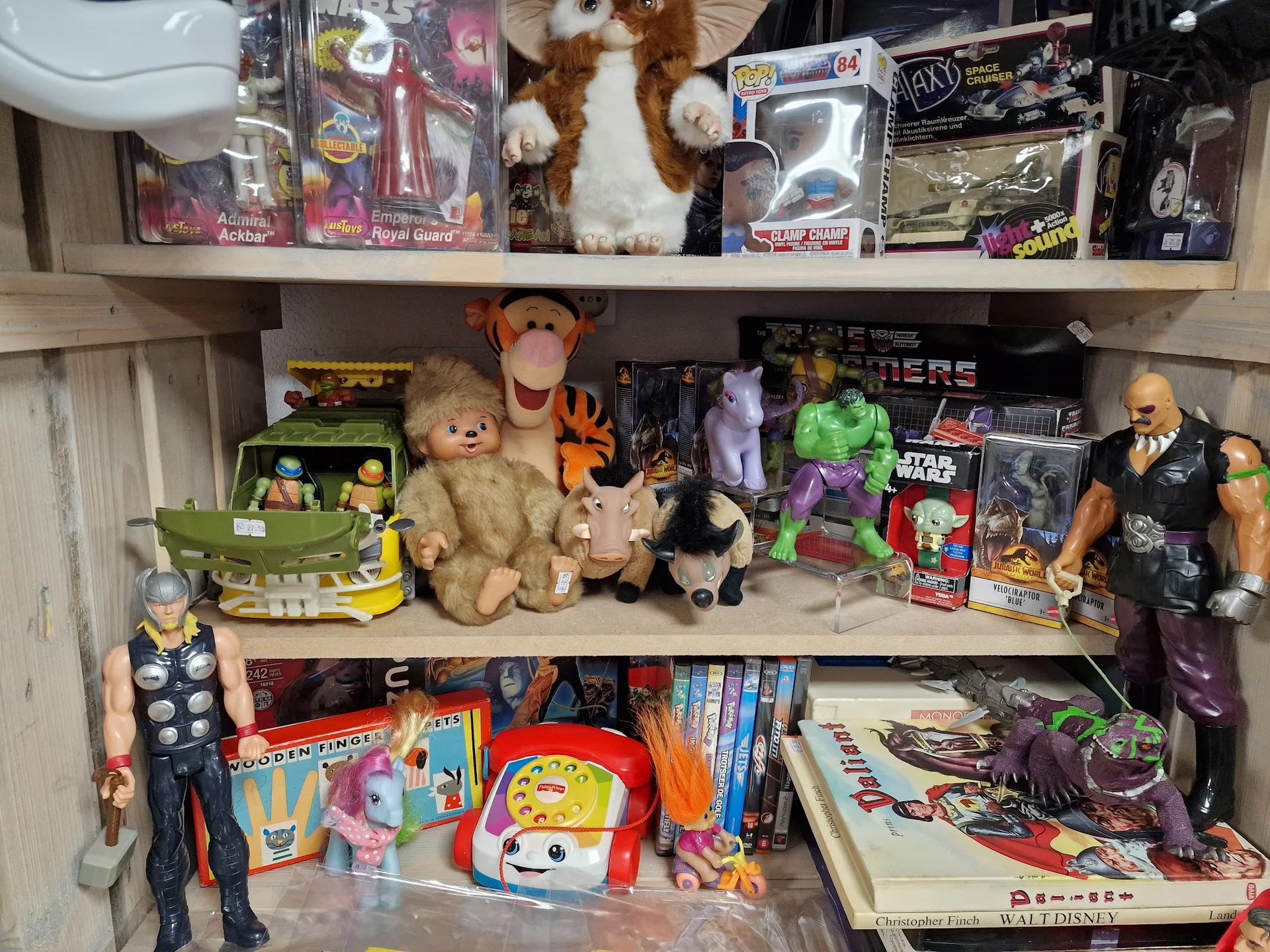 Winkelrekken met speelgoed, knuffels, boeken, Transformers en andere verzamelobjecten