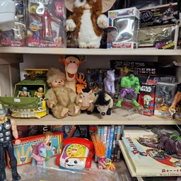Winkelrekken met speelgoed, knuffels, boeken, Transformers en andere verzamelobjecten
