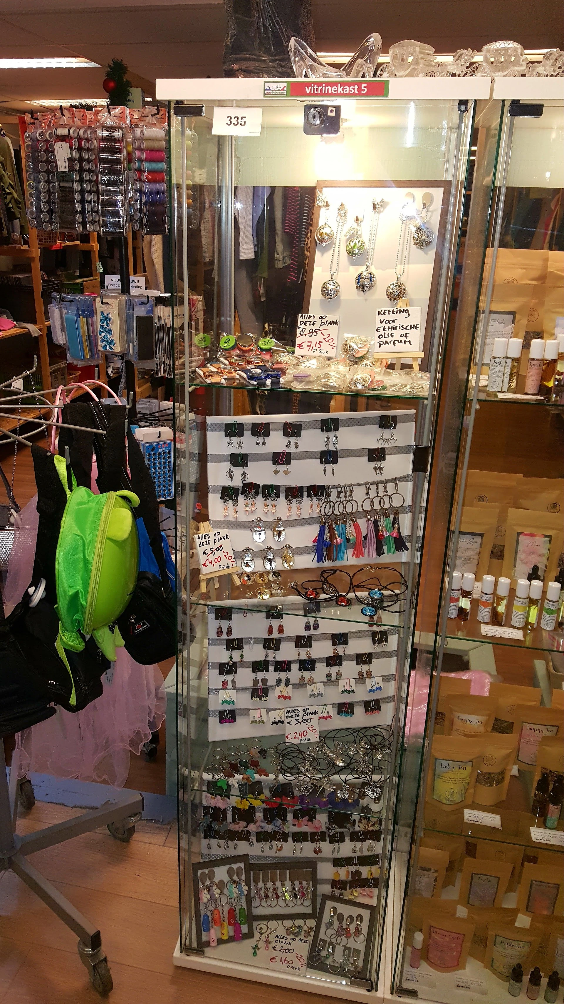 Kringloopwinkel Jouw Winkelkast in Tilburg met tweedehands boeken, huis- en inrichting en kasten