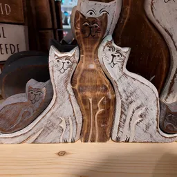 Houten beeldhouwwerk van katten in verschillende poses, decoratief object