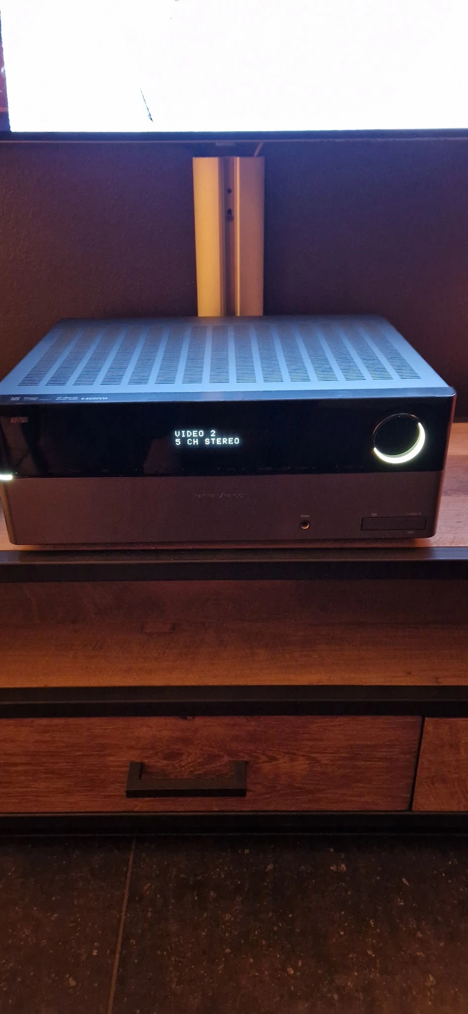 Denon audioversterker met displayscherm waarop 'VIDEO 2 5 CH STEREO' staat