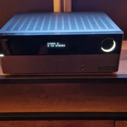 Denon audioversterker met displayscherm waarop 'VIDEO 2 5 CH STEREO' staat