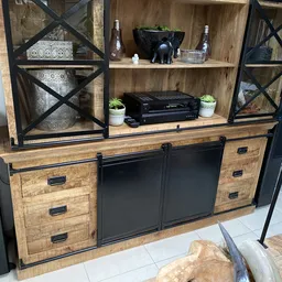 Houten buffetkast met glazen deuren en zwarte metalen elementen, voorzien van open schappen en gesloten kastjes