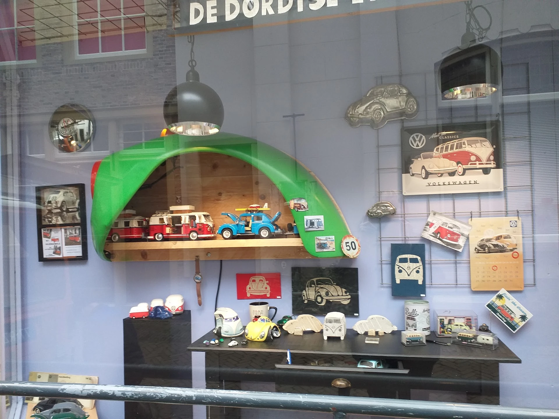 Kringloopwinkel JouWinkel in Dordrecht met tweedehands boeken, huis- en inrichting en huishoudelijke apparaten