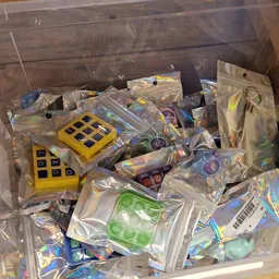 Plastic bakjes en dozen met speelgoed, puzzels en kinderspeelgoed in een opbergdoos