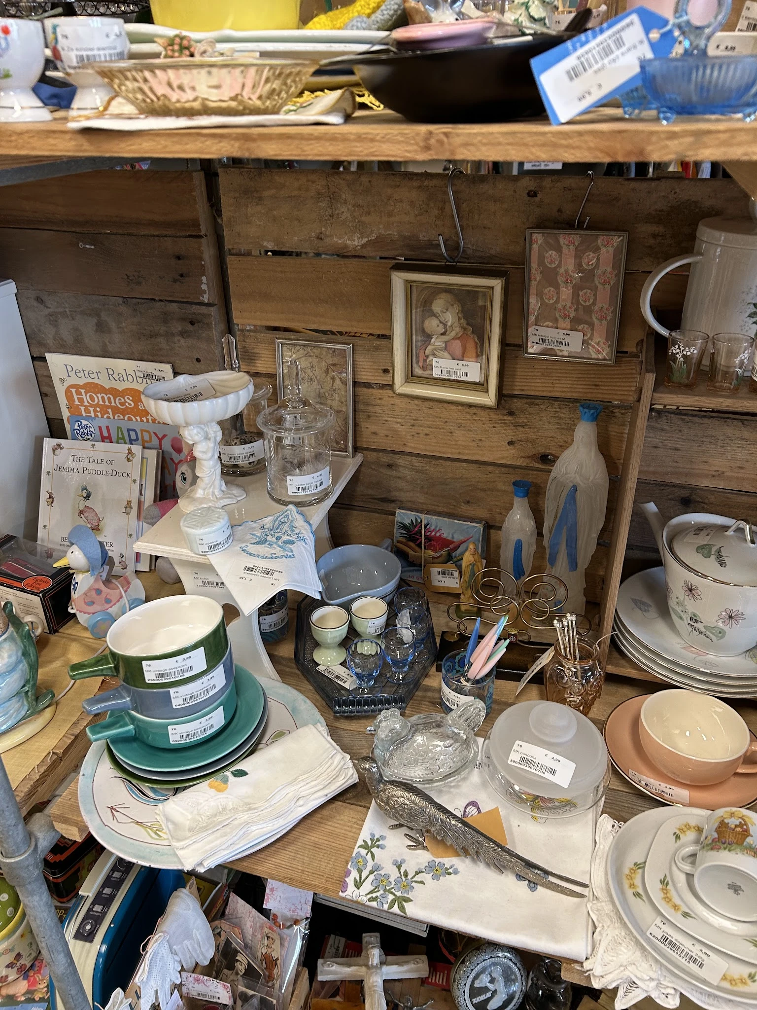 Diverse huishoudelijke artikelen en serviesgoed op een houten werkblad