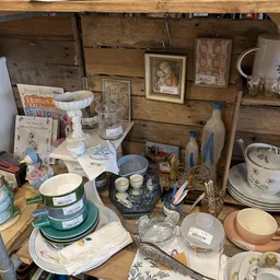 Diverse huishoudelijke artikelen en serviesgoed op een houten werkblad