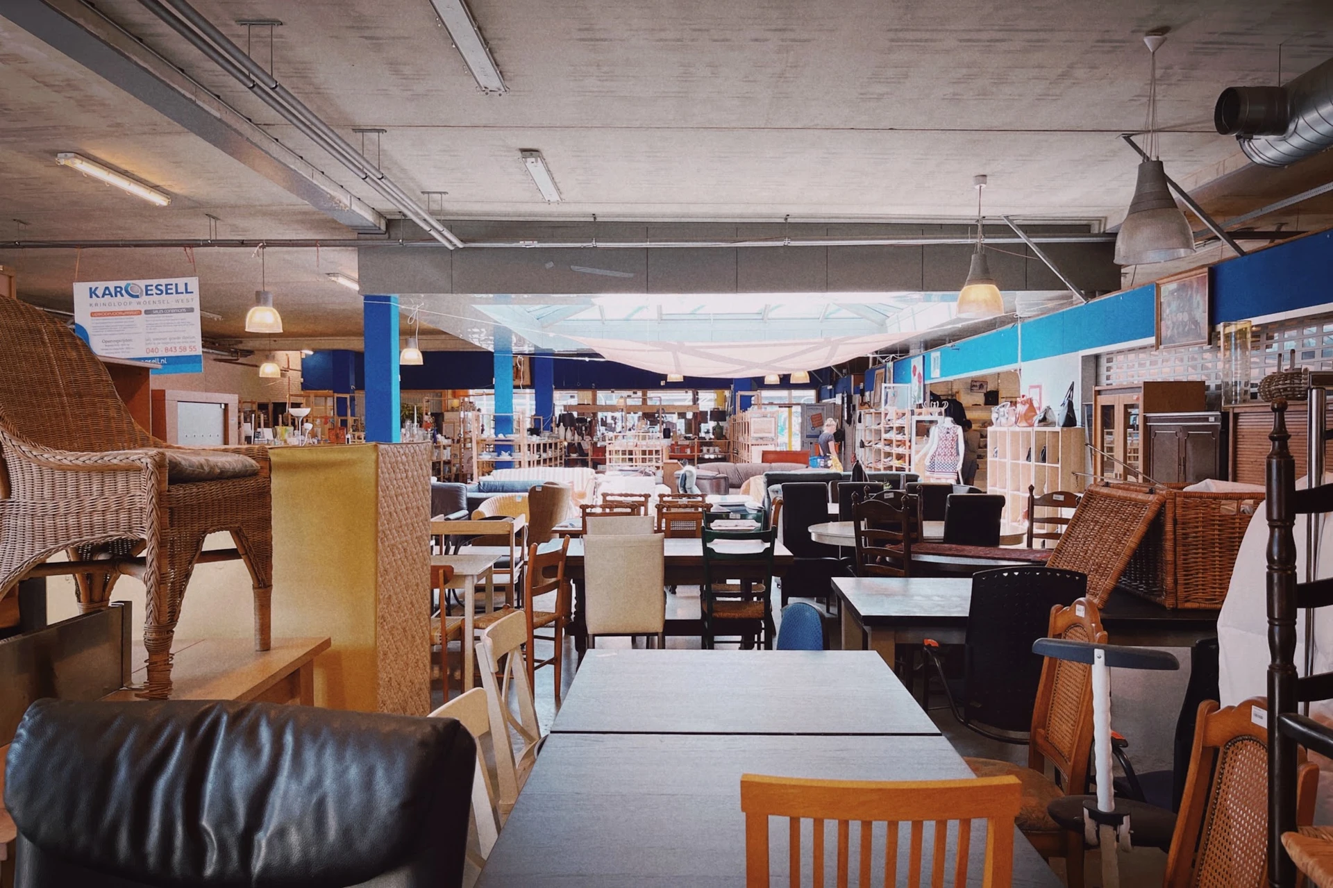 Winkelvloer met meubels, stoelen en huishoudartikelen in een kringloopwinkel