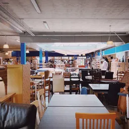 Winkelvloer met meubels, stoelen en huishoudartikelen in een kringloopwinkel