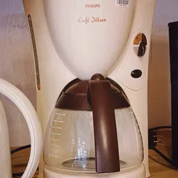 Close-up van een bruine koffiezetapparaat met glazen kan en bedieningsknoppen