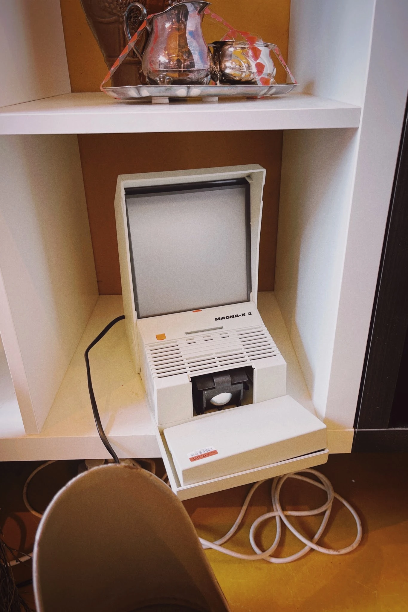 Vintage computer Magma-X 2 met beeldscherm en toetsenbord in opening