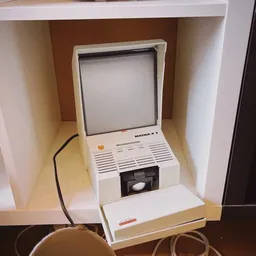 Vintage computer Magma-X 2 met beeldscherm en toetsenbord in opening