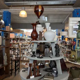 Overzicht van de winkelvloer met stellingen vol huishoudartikelen, decoratie en diverse tweedehandsartikelen