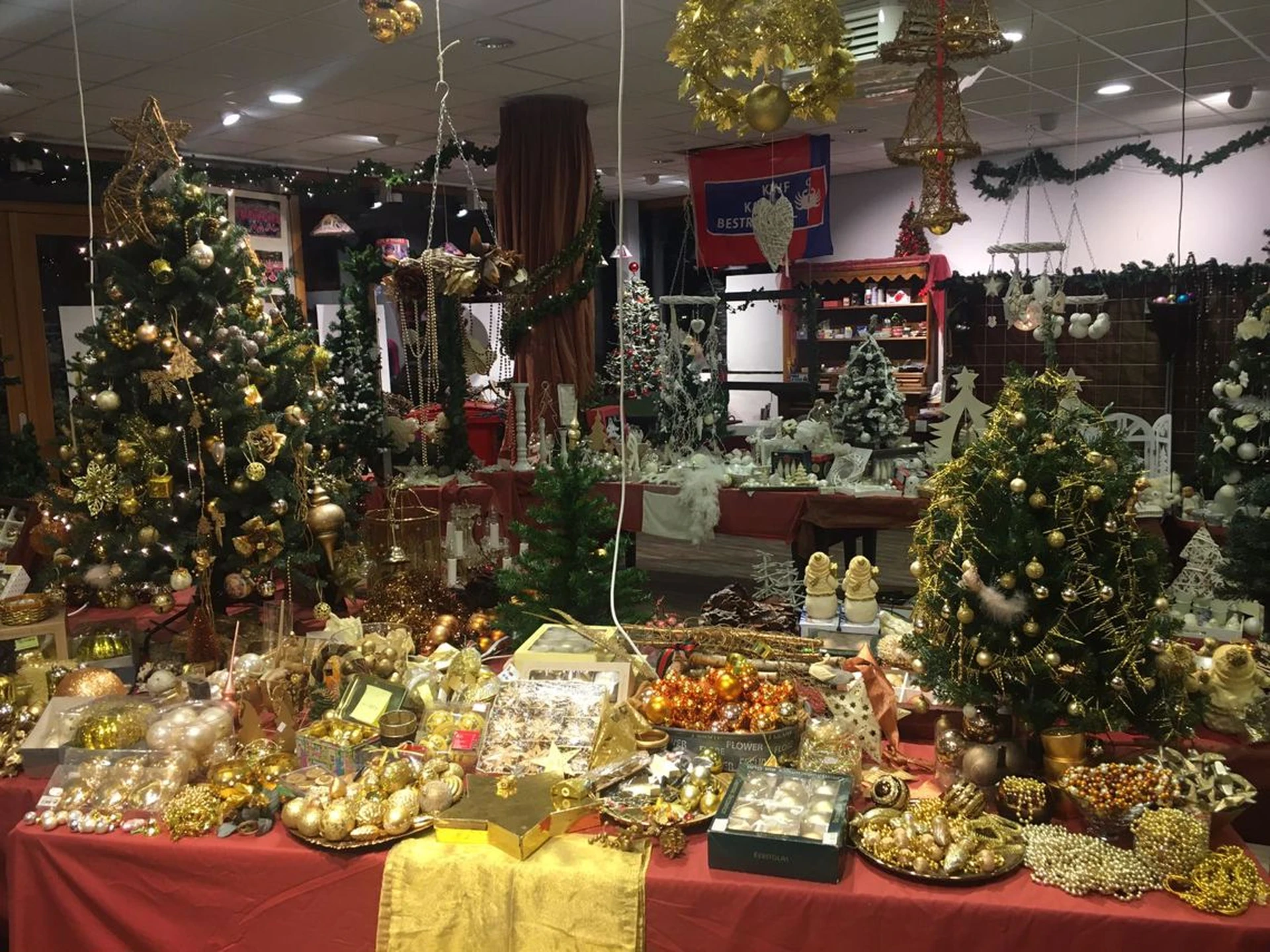 Kerstkringloopwinkel Eindhoven in Eindhoven met tweedehands vintage kerstballen