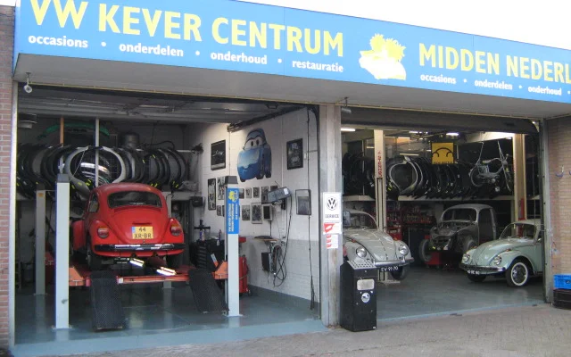 Winkelpui van VW Kever Centrum met vintage Volkswagen Kever auto's in de uitstalling
